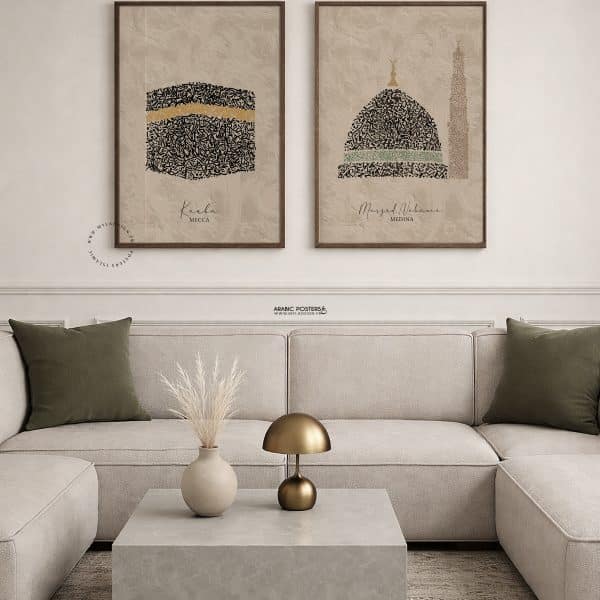 Duo d’affiches représentant la Kaaba et Masjid Nabawi à travers des illustrations formées par de la calligraphie arabe, avec les inscriptions Kaaba Mecca et Masjid Nabawi Medina.