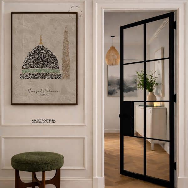Affiche représentant la Mosquée du Prophète à Médine, formée par de la calligraphie arabe décorative, avec l’inscription Masjid Nabawi Medina en bas.