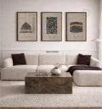Trio d’affiches représentant la Kaaba, Masjid Nabawi et Calligraphy Art Arabe à travers des illustrations calligraphiques sur fond beige texturé.
