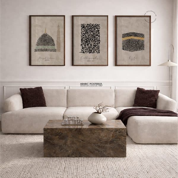 Trio d’affiches représentant la Kaaba, Masjid Nabawi et Calligraphy Art Arabe à travers des illustrations calligraphiques sur fond beige texturé.